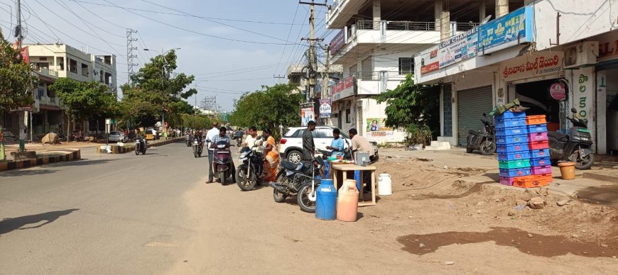 రోడ్డుమీద ప్రైవేటు పాల వ్యాపారస్తులు.