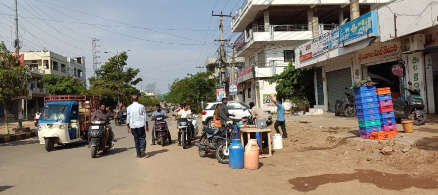 రోడ్డుమీద ప్రైవేటు పాల వ్యాపారస్తులు.