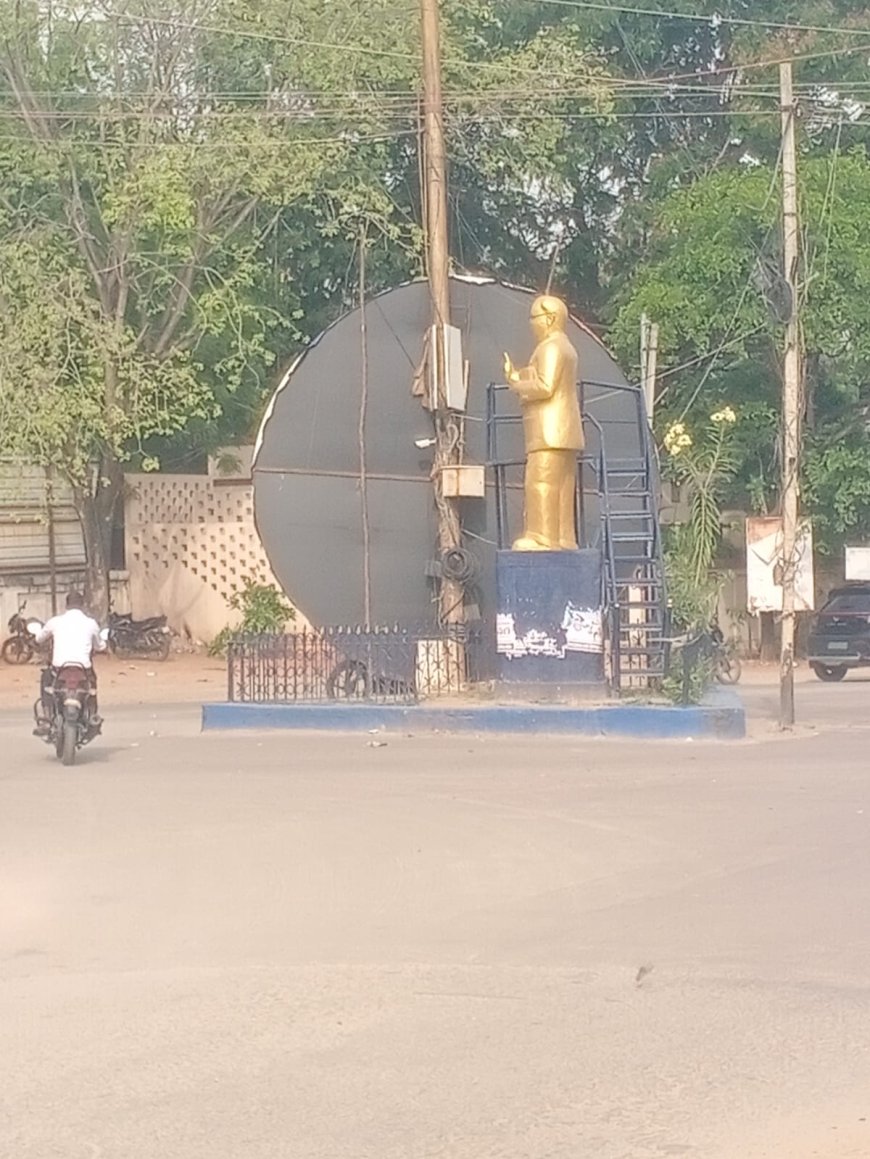 పొంచి ఉన్న ప్రమాదం... వాహనదారులకు అడ్డుగా ఉన్న ఫ్లెక్సీలు