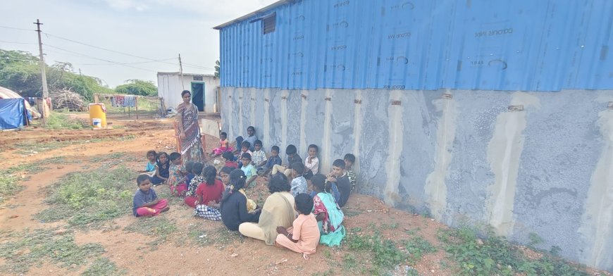అయిజలో అద్దెలు చెల్లించక పాఠశాలలు ఖాళీ చేయించడంతో రోడ్డున పడ్డ విద్యార్థులు