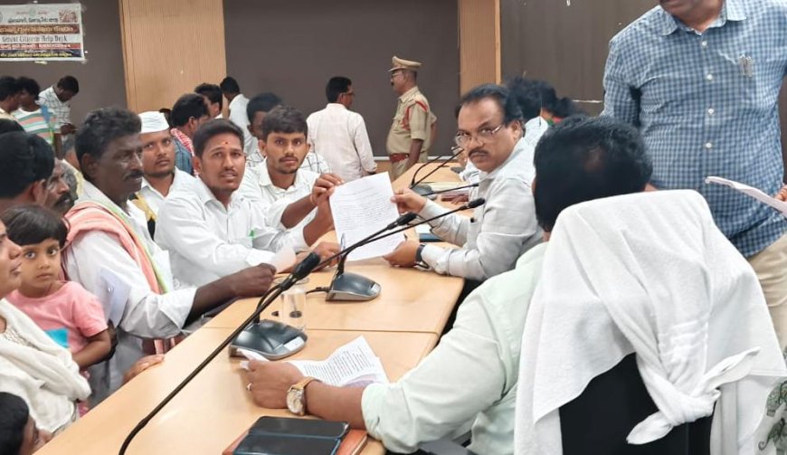 ఫీజు నియంత్రణ చట్టం తీసుకురావాలని.  కోరుతూ.. విద్యార్థి జన సమితి ఆధ్వర్యంలో కలెక్టర్కు వినతిపత్రం