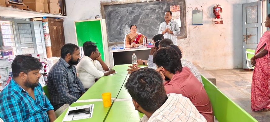 కళాశాలను ఆకస్మిక తనిఖీ చేసిన జిల్లా విద్యాధికారిణి