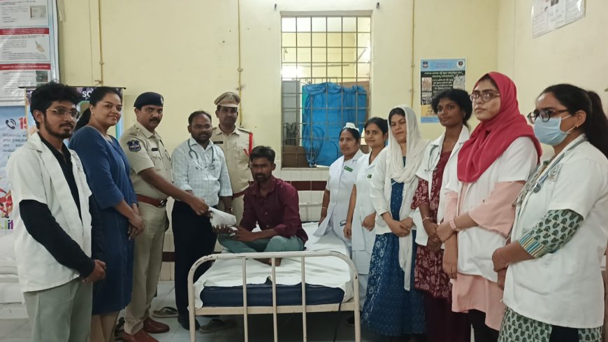 డి అడిక్షన్ సెంటర్ నందు బాధితులకు పండ్లు, క్రీడా సామాగ్రి అందించిన పోలీసులు, డాక్టర్స్.