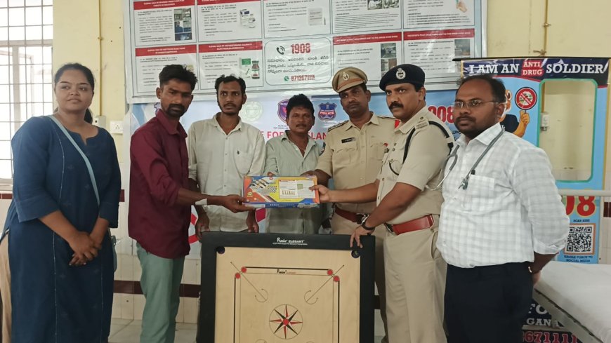డి అడిక్షన్ సెంటర్ నందు బాధితులకు పండ్లు, క్రీడా సామాగ్రి అందించిన పోలీసులు, డాక్టర్స్.