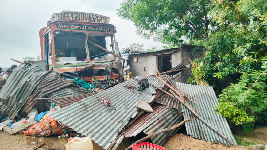 ఇంట్లోకి దూసుకెళ్లిన లారీ.. తప్పిన ముప్పు