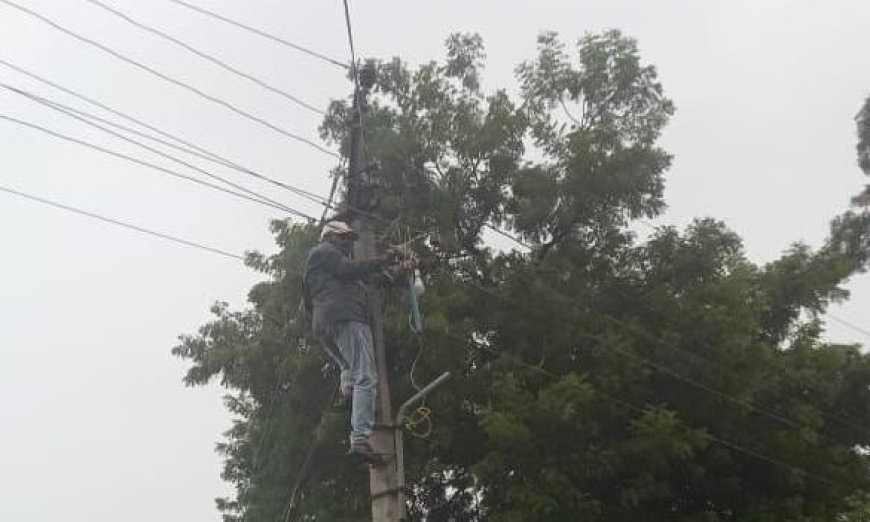 భారీ వర్షం నడుమ విద్యుత్ లైన్మెన్ సేవలు