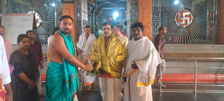 బీచుపల్లి శ్రీ ఆంజనేయ స్వామినీ దర్శించుకున్న జిల్లా ప్రధాన న్యాయమూర్తి