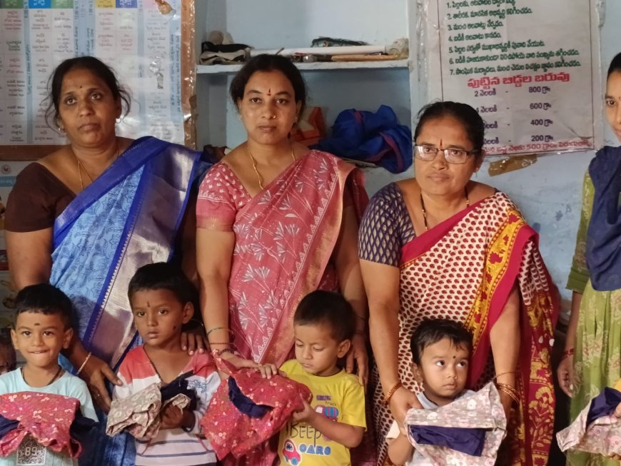 అంగన్వాడి చిన్నారులకు యూనిఫాంల పంపిణీ