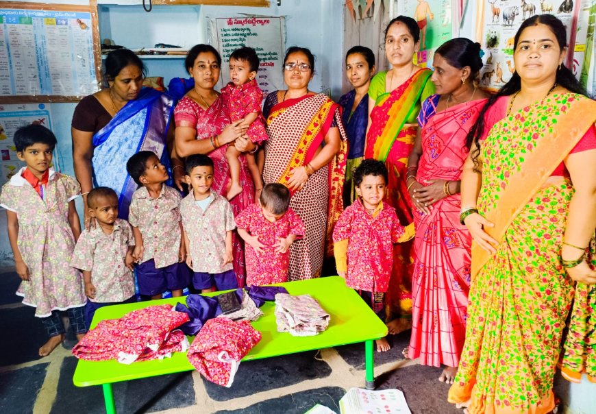 అంగన్వాడి చిన్నారులకు యూనిఫాంల పంపిణీ