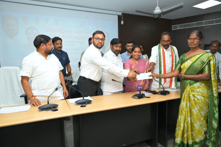 పేదింటి అడబిడ్డల కుటుంబాలకు కల్యాణలక్ష్మి, షాదీముబారక్  చెక్కులను అందించిన