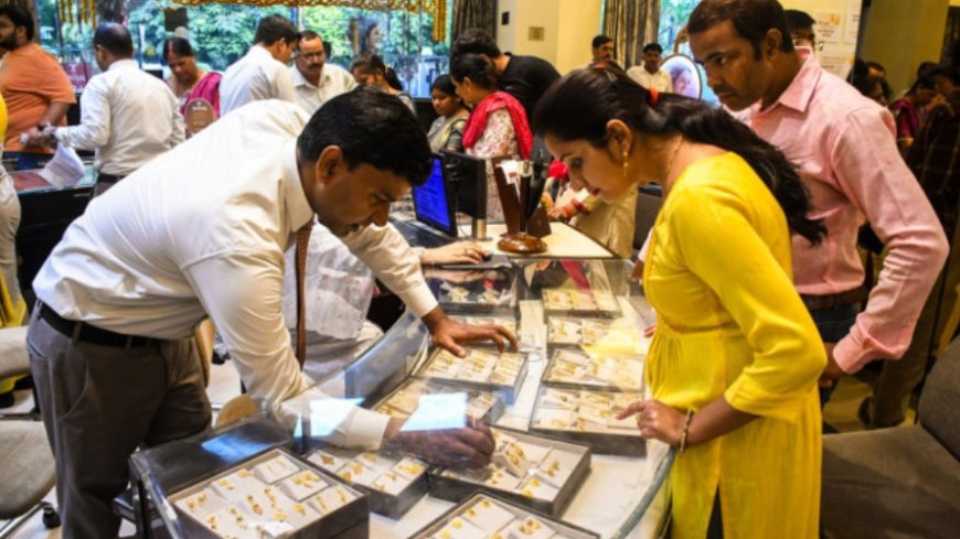 పడిపోతున్న పసిడి ధరలు.. భయంతో పాత బంగారం అమ్మేస్తున్న జనం