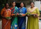 బెజవాడ కనకదుర్గమ్మకు పట్టు వస్త్రాలు సమర్పించిన నూతనకల్ మహిళ భక్తులు