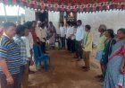 గ్రామ పంచాయతీ కారోబార్ కుటుంబాన్ని పరామర్శించి ఆర్థికసహాయం అందించిన