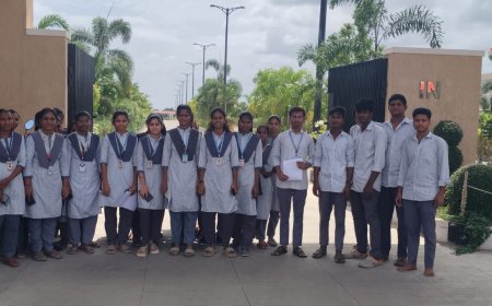 పాలిటెక్నిక్ కళాశాలకు బస్సులు లేక విద్యార్థుల ఆవేధన.