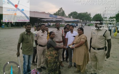 పోగొట్టుకున్న పర్సును బాధితురాలికి అందజేసిన సూర్యాపేట పోలీసులు
