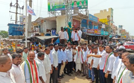 భారీ ఎత్తున గాంధీ భవన్ కు బయలుదేరిన కాంగ్రెస్ శ్రేణులు