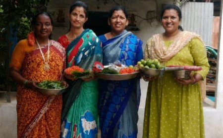 బెజవాడ కనకదుర్గమ్మకు పట్టు వస్త్రాలు సమర్పించిన నూతనకల్ మహిళ భక్తులు