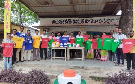 ఏపూరు ఉన్నత పాఠశాల విద్యార్థులకు టీషర్ట్స్ పంపిణీ