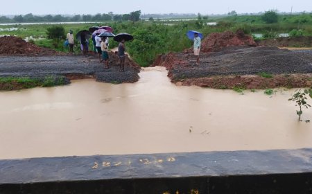 *జెసిబి తో కాల్వ తీసి నీటి మళ్లింపు*