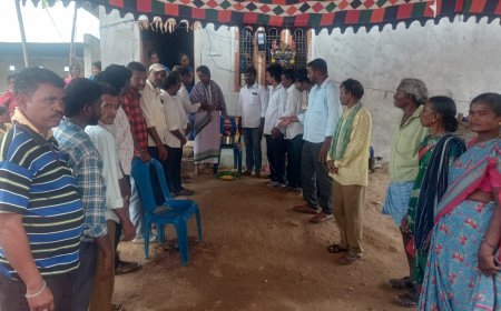 గ్రామ పంచాయతీ కారోబార్ కుటుంబాన్ని పరామర్శించి ఆర్థికసహాయం అందించిన
