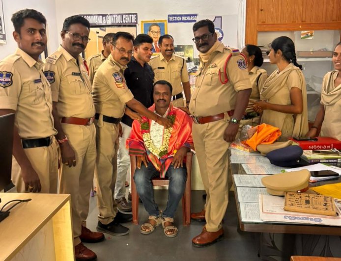 బదిలీపై వెళ్తున్న రైటర్ బజార్ కి ఘన సన్మానం..