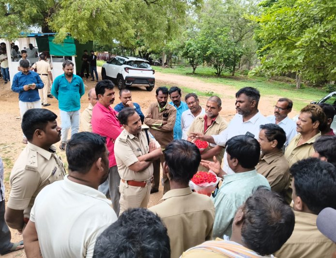 జిల్లా రవాణా శాఖ అధికారిని కలిసిన బి.ఆర్.టి.యు జిల్లా పట్టణ ఆటో కార్మిక నాయకులు