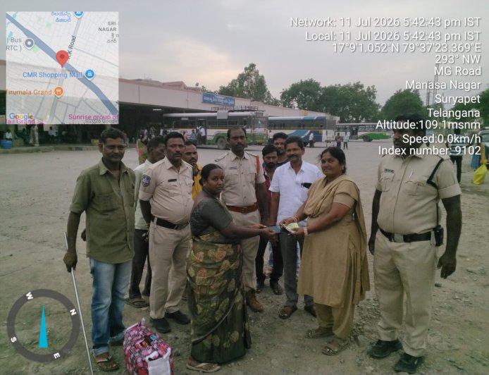 పోగొట్టుకున్న పర్సును బాధితురాలికి అందజేసిన సూర్యాపేట పోలీసులు