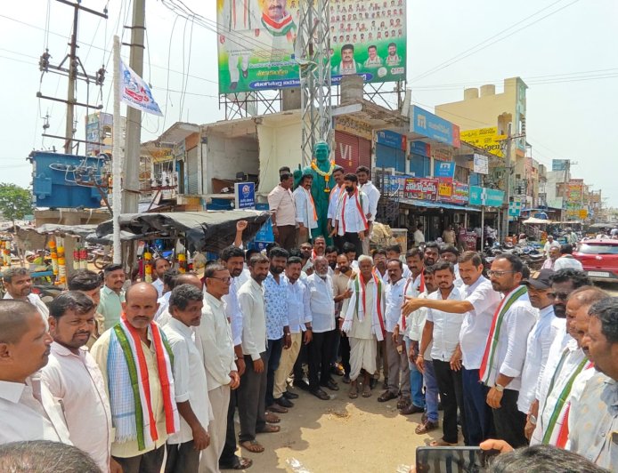 భారీ ఎత్తున గాంధీ భవన్ కు బయలుదేరిన కాంగ్రెస్ శ్రేణులు