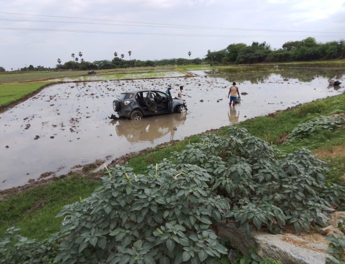 పొలంలోకి దూసుకెళ్లిన కారు....తప్పిన పెను ప్రమాదం