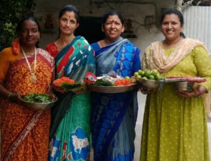 బెజవాడ కనకదుర్గమ్మకు పట్టు వస్త్రాలు సమర్పించిన నూతనకల్ మహిళ భక్తులు