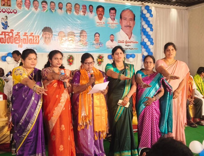 పట్టణ మహిళా సంఘం అధ్యక్షురాలిగా మిట్టపల్లి శ్రీదేవి ప్రమాణ స్వీకారం