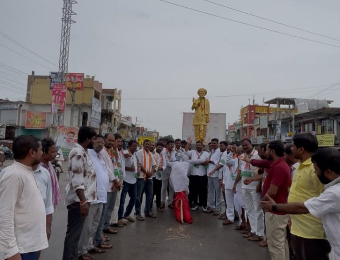 రాహుల్ గాంధీ అరెస్టుపై భగ్గుమన్న కాంగ్రెస్ .....మోడీదిష్టిబొమ్మ దగ్ధం