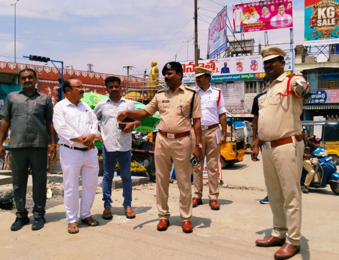 ట్రాఫిక్ సమస్యల నివారణకు ప్రత్యేక చర్యలు: ఎస్పీ నరసింహ