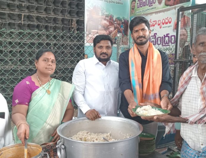 అభిమానుల మధ్య ఘనంగా 14వ వార్డ్ కౌన్సిలర్ గాలి సాయి జన్మదిన వేడుకలు 