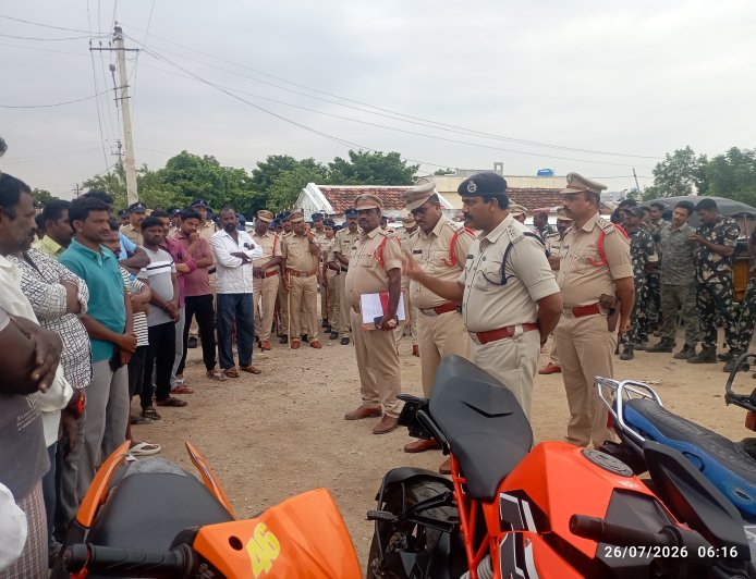 పొద్దు పొద్దున్నే కార్డెన్ సెర్చ్ 37 ద్విచక్ర వాహనాలు 3 ఆటోలు సీజ్