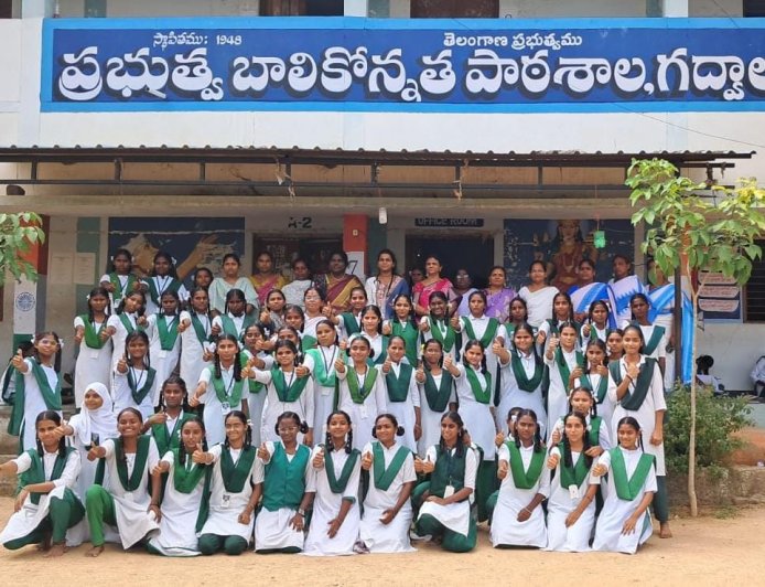 ప్రభుత్వ బాలికల ఉన్నత పాఠశాలలో హెచ్ పి వి  వ్యాక్సిన్ కార్యక్రమం