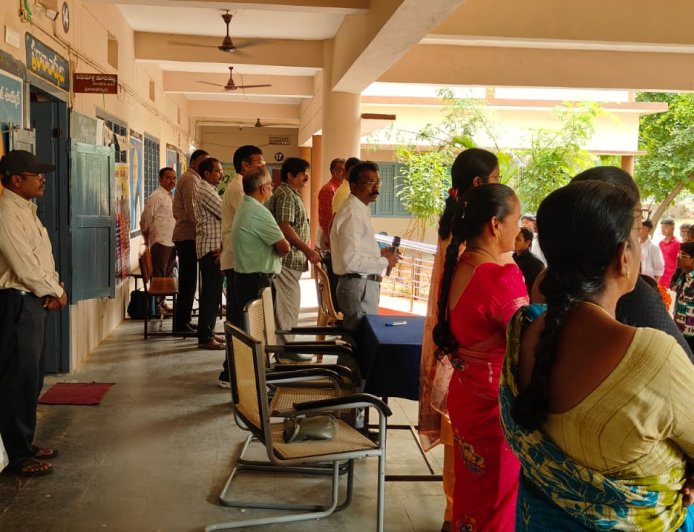 ప్రభుత్వ జూనియర్ కళాశాలలో 502 అడ్మిషన్లు.. 