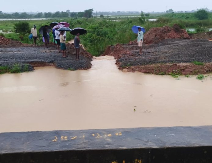 *జెసిబి తో కాల్వ తీసి నీటి మళ్లింపు*