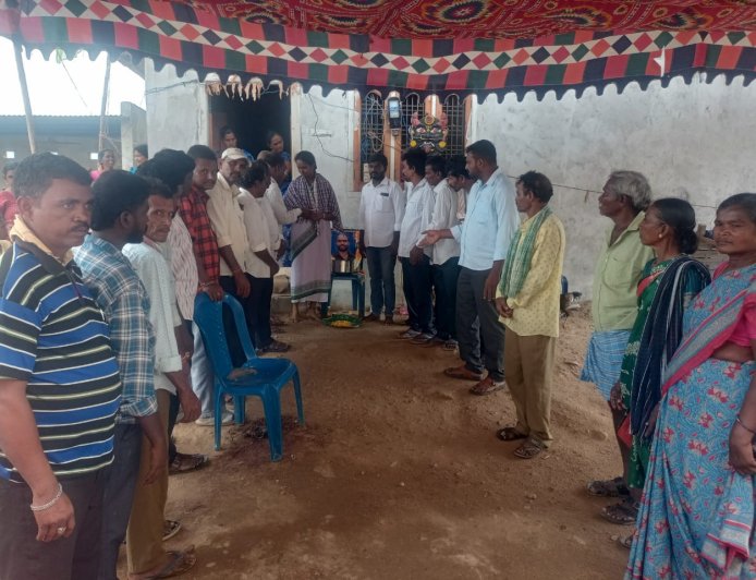 గ్రామ పంచాయతీ కారోబార్ కుటుంబాన్ని పరామర్శించి ఆర్థికసహాయం అందించిన