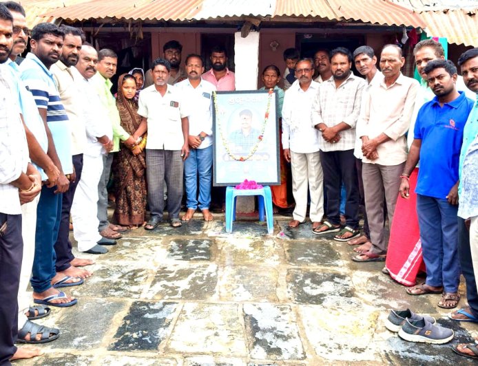 మల్లిస్వామి కుటుంబ సభ్యులకు 40వేల రూ" అందజేసిన బిఆర్ఎస్ నాయకులు