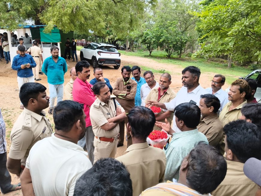 జిల్లా రవాణా శాఖ అధికారిని కలిసిన బి.ఆర్.టి.యు జిల్లా పట్టణ ఆటో కార్మిక నాయకులు