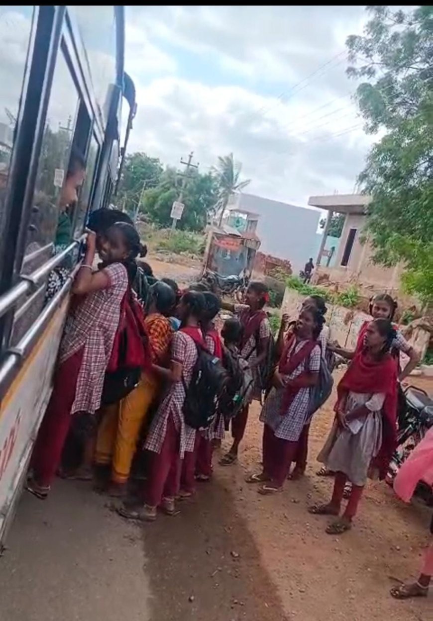 స్కూల్ సమయానికి బస్సులు లేవు: విద్యార్థుల నరక ప్రయాణం!