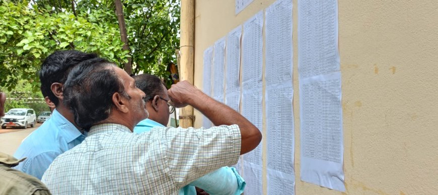 పట్టదారులతో సందడిగా మారిన గద్వాల తహసీల్దార్ కార్యాలయం.