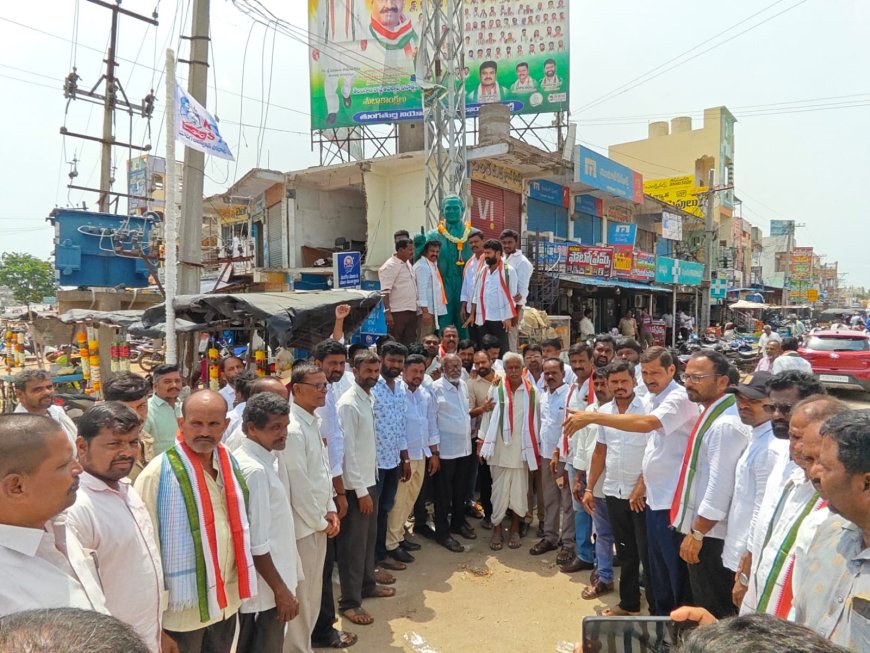 భారీ ఎత్తున గాంధీ భవన్ కు బయలుదేరిన కాంగ్రెస్ శ్రేణులు