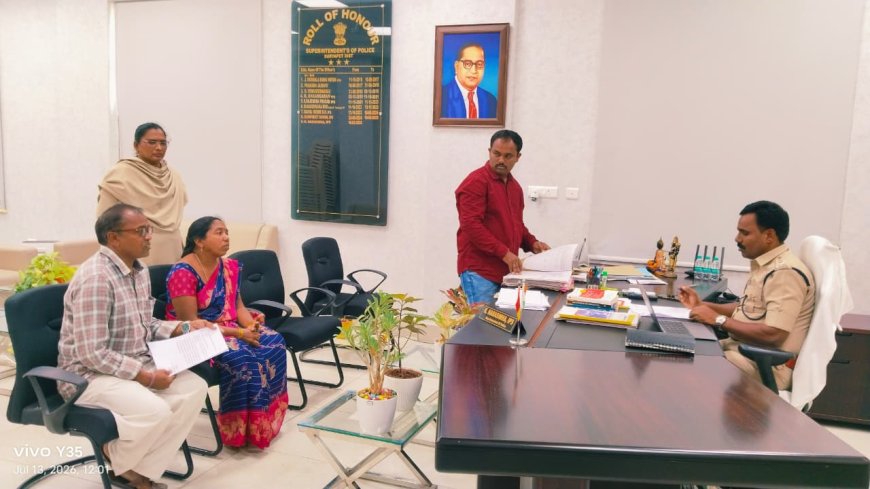 పోలీస్ గ్రీవెన్స్ డేలో బాధితుల పిర్యాదులను పరిశీలించిన జిల్లా ఎస్పి నరసింహ