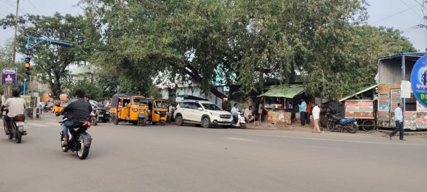 ఫ్రీ లెఫ్ట్ సర్వీస్ రోడ్డు లేక ట్రాఫిక్ కష్టాలు