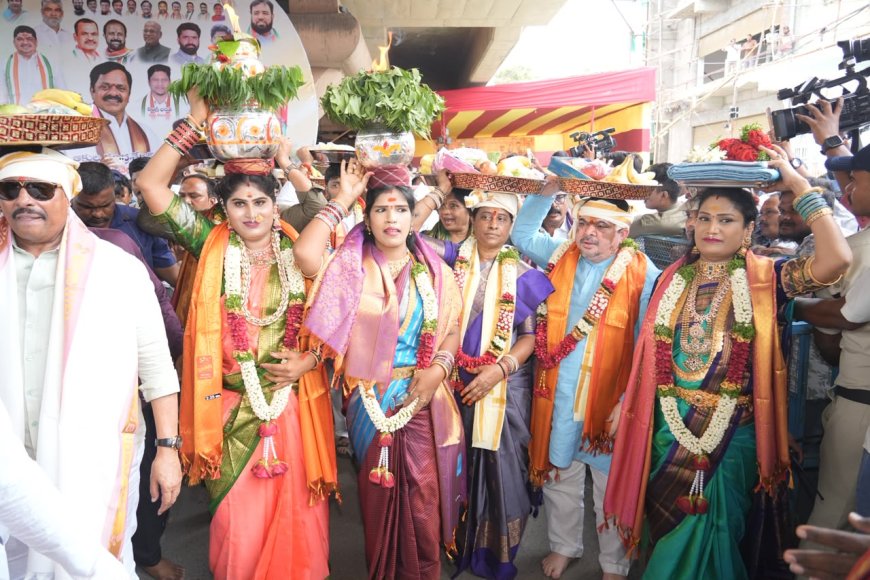 గోల్కొండ కోట జగదాంబిక అమ్మవారికి తొలి బోనంతో ప్రారంభమైన ఆషాడ బోనాల ఉత్సవాలు