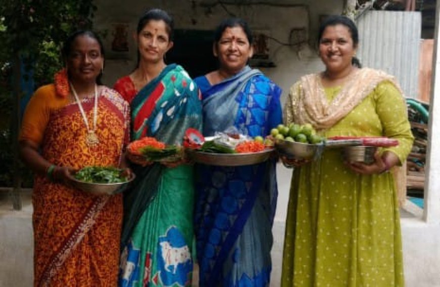 బెజవాడ కనకదుర్గమ్మకు పట్టు వస్త్రాలు సమర్పించిన నూతనకల్ మహిళ భక్తులు