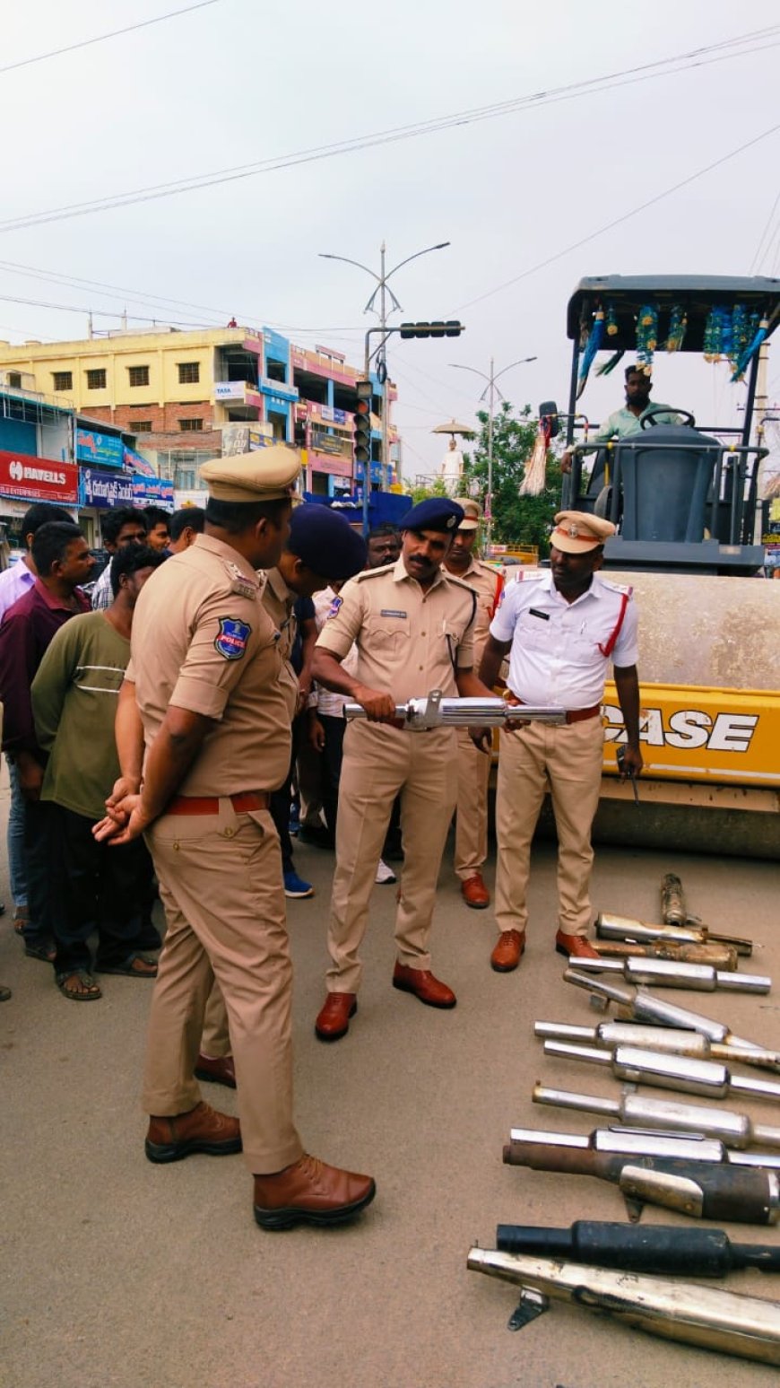 బుల్లెట్ బైక్‌ల సైలెన్సర్లను రోడ్డు రోలర్‌తో తొక్కించి ధ్వంసం చేసిన కోదాడ పోలీసులు