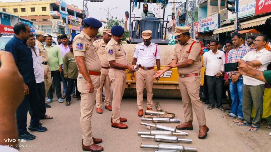 బుల్లెట్ బైక్‌ల సైలెన్సర్లను రోడ్డు రోలర్‌తో తొక్కించి ధ్వంసం చేసిన కోదాడ పోలీసులు